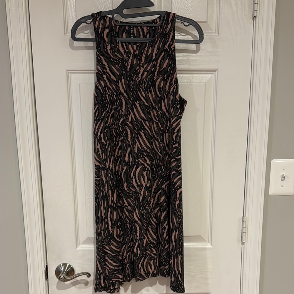 Athleta Stylish Black Patterned Dress size Medium Petite
